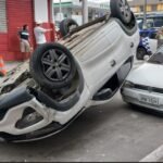 Trio rouba carro em Vila Velha e capota com o veículo no Centro de Vitória