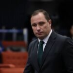 PF prende Mauro Cid em Brasília, mas ordem é revogada na sequência