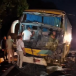 Grave acidente entre ônibus da Gontijo e carreta na BR-116 deixa motorista ferido em Muriaé (MG)