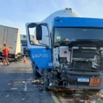 Grave acidente entre três caminhões deixa quatro feridos na BR-493, em Itaboraí (RJ)