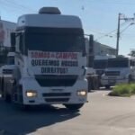 Caminhoneiros protestam contra decisão que proíbe circulação de caminhões com mais de quatro eixos em Campos dos Goytacazes (RJ)