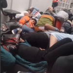 Passageiros deitados no chão cantam louvores em meio a tiros
