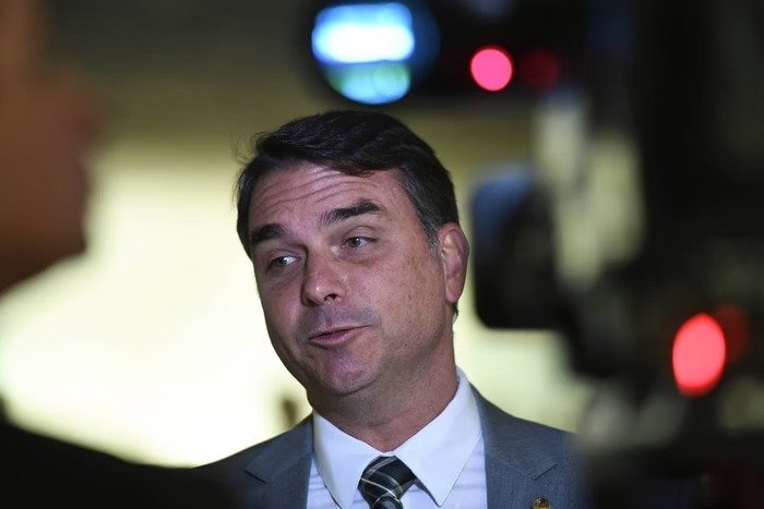 Após operação contra o pai, Flávio pede que Trump suspenda tarifaço