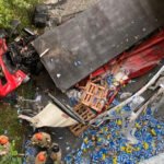 Caminhão carregado com cerveja cai de viaduto em Petrópolis e motorista morre no local