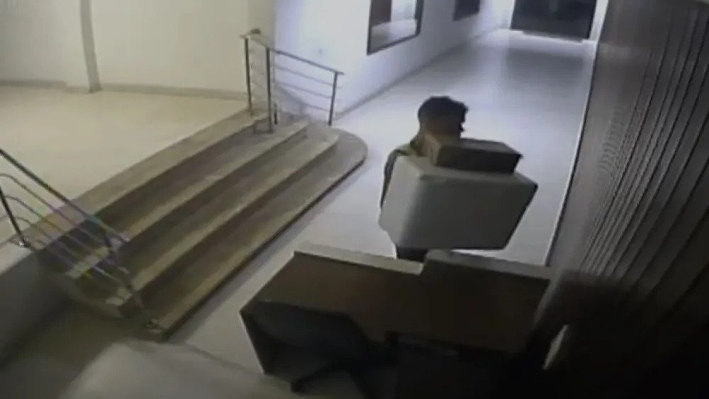 Jovem de 21 anos com mais de 80 passagens volta a ser preso após cometer quatro furtos em um mês no RJ