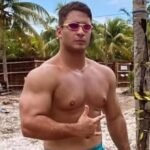 Atleta que deu 60 socos na namorada diz ter sido agredido, algemado e nu, em cela de presídio
