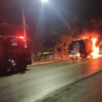 Caminhão carregado de carne pega fogo na BR-356, km 264, próximo ao trevo da Chevrolet