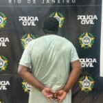 Homem em situação de rua é preso após chutar viatura da Polícia Civil no Centro de Itaperuna (RJ)