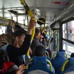 Governo do RJ veta lei que proibia uso de caixas de som em transportes públicos