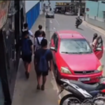 Motociclista cai após empinar moto em São José do Vale do Rio Preto (RJ)