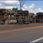 Carreta-tanque carregada com leite tomba na BR-356 em Itaperuna (RJ)
