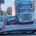 Colisão entre carreta e carro complica trânsito no bairro Niterói, em Itaperuna (RJ)