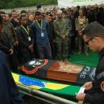 Policiais mortos em megaoperação no Rio são enterrados