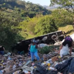 Caminhão carregado de laticínios tomba em ribanceira de 50 Metros em Castelo (ES)