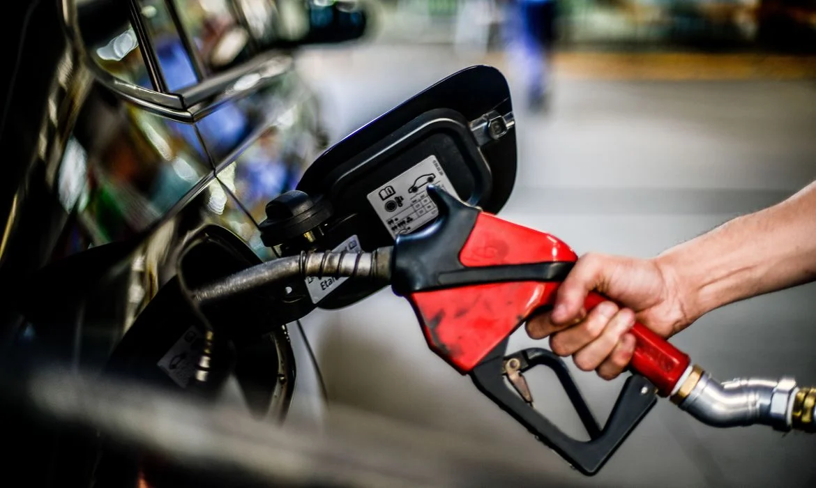 Petrobras anuncia redução de 14 centavos no preço da gasolina a partir de amanhã