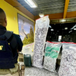 PRF apreende mais de 4 kg de Cocaína e 30 Litros de Lança-Perfume em Teresópolis (RJ)