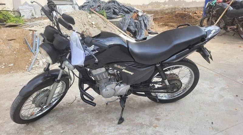 Jovem é detido com placa de motocicleta adulterada com fita isolante em Itaperuna (RJ)