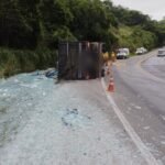 Caminhão carregado com vidros tomba na BR-116 em Leopoldina (MG) e motorista escapa ileso
