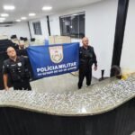 Denúncia leva PM a prender pai e filha por tráfico de drogas em Itaperuna (RJ)