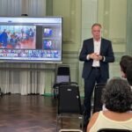 Escolas do ES vão trocar quadros por telas digitais com reconhecimento facial