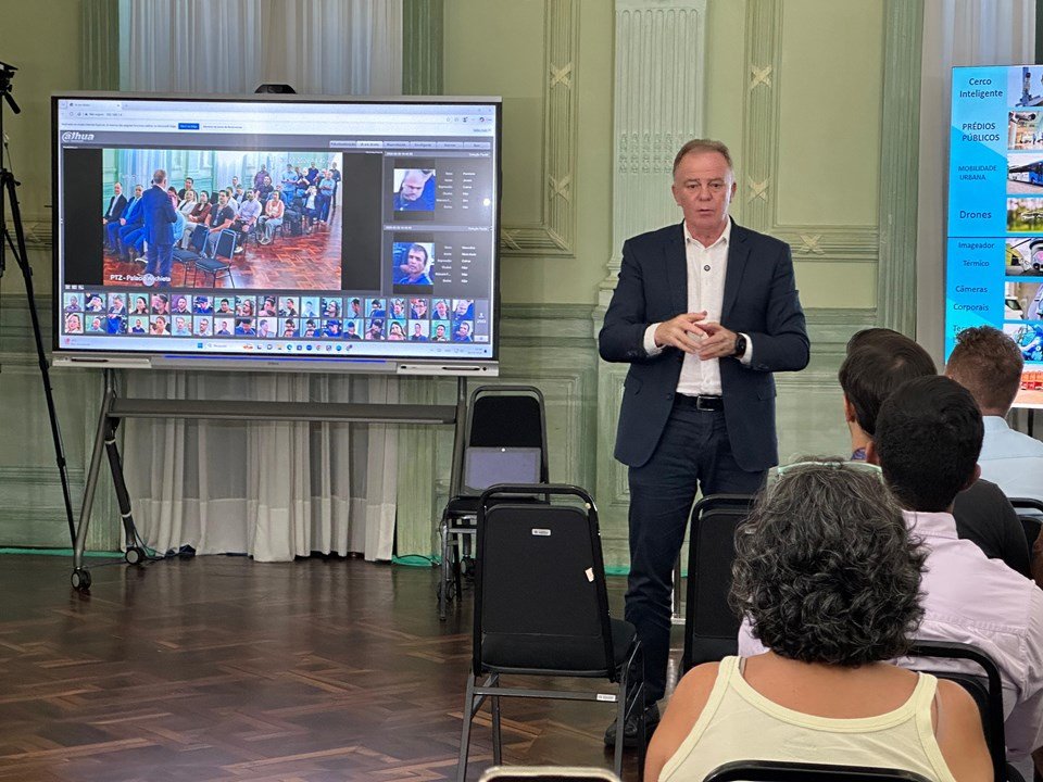 Escolas do ES vão trocar quadros por telas digitais com reconhecimento facial