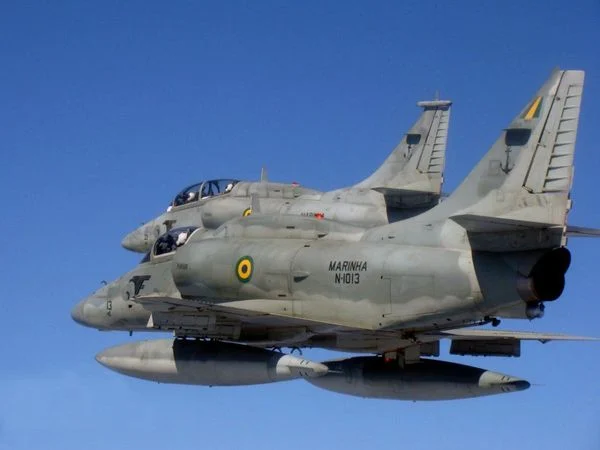 Caça da Marinha do Brasil realiza treinamentos em Vitória