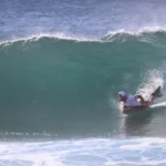 Capixaba Luna Hardman é campeã do Pipeline, no Havaí, com nota 10 na final