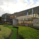 Vitória anuncia reajuste salarial e corte de 100 cargos comissionados