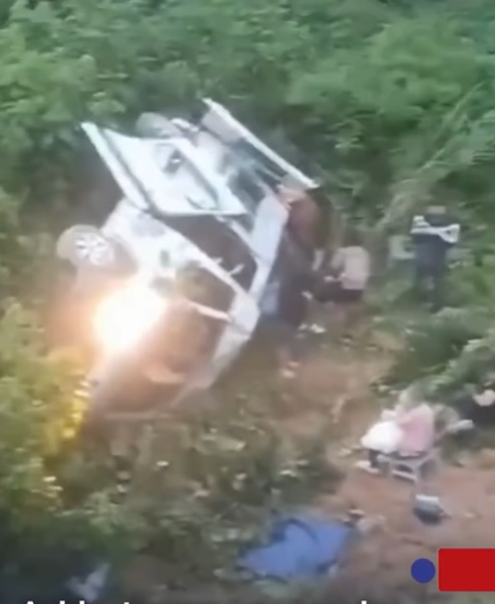 Van escolar cai em ribanceira e deixa 11 feridos na serra d’água, em Angra dos Reis (RJ)