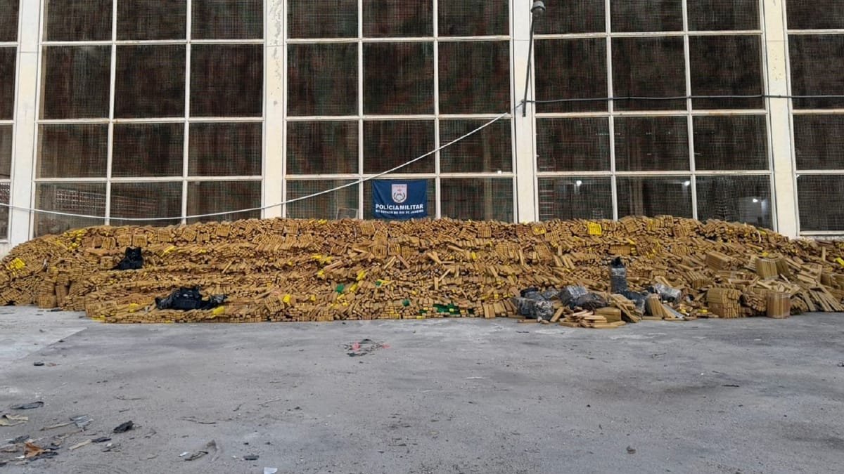 Recorde histórico: PM apreende 48 toneladas de drogas no complexo da Complexo da Maré (RJ)