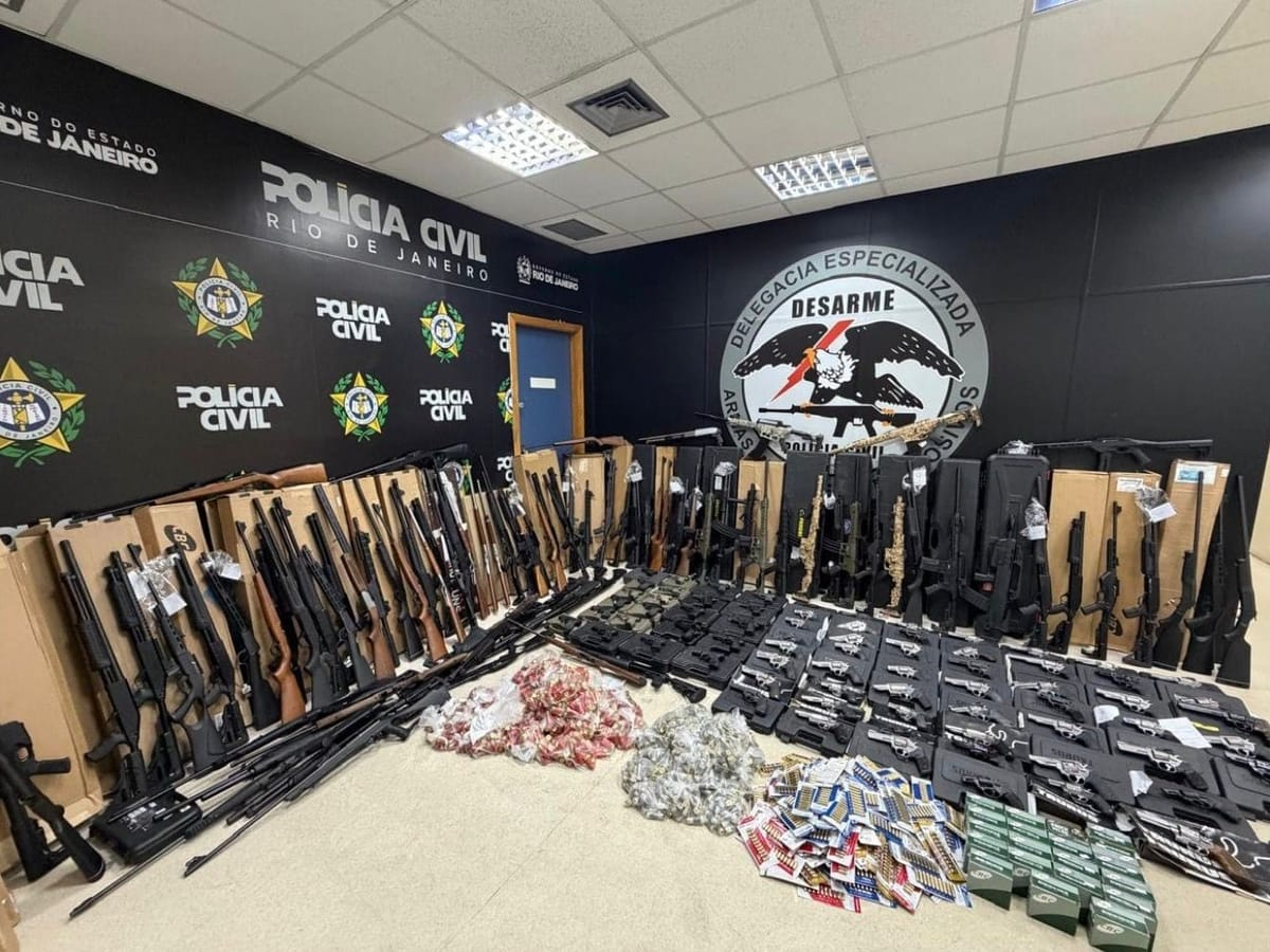 Polícia Civil localiza arsenal com 160 armas em São Gonçalo (RJ)