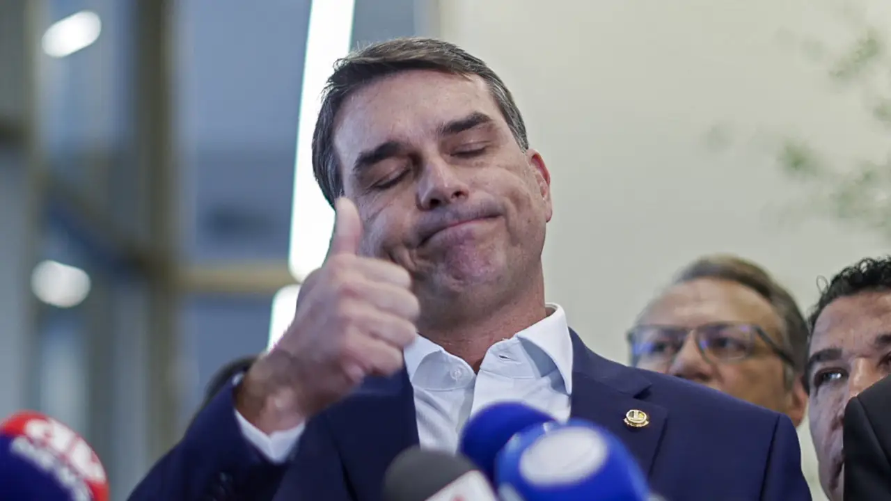 Chefe de comunicação da campanha de Flávio Bolsonaro deixa cargo