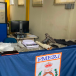 PM cumpre mandados e prende homem com arma e materiais do tráfico em Italva (RJ)