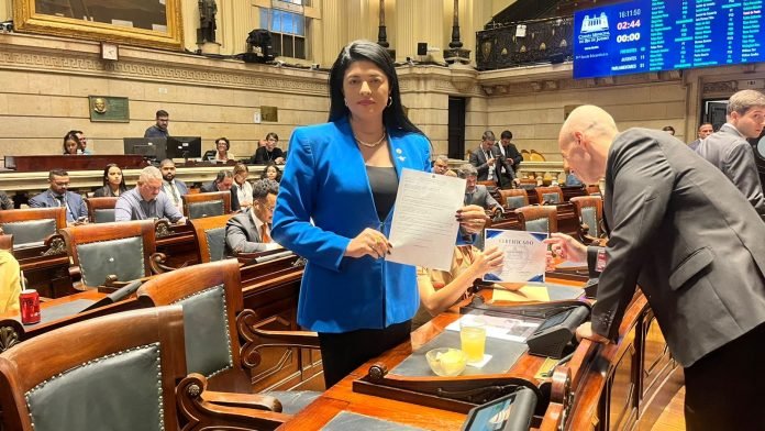 “Não vamos aceitar, banheiro feminino é sagrado” vereadora Alana Passos cria banheiro para trans