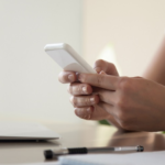 Empresa é condenado por compartilhar mensagens pessoais de funcionária no Whatsapp Web