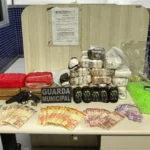 Crianças são encontradas sozinhas com drogas e arma dentro de apartamento em Vila Velha (ES)
