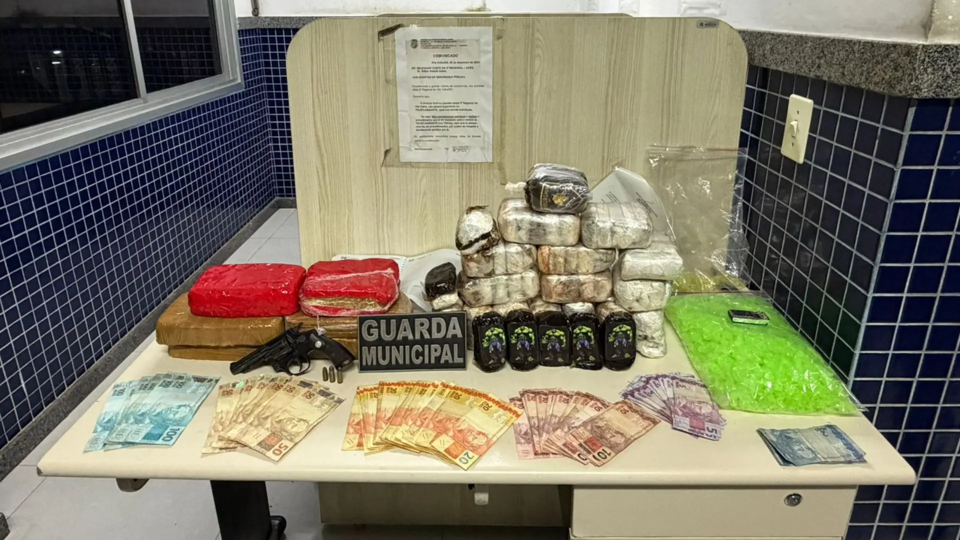 Crianças são encontradas sozinhas com drogas e arma dentro de apartamento em Vila Velha (ES)
