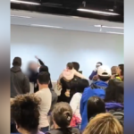 Passageira agride funcionária da Latam durante confusão em aeroporto de Guarulhos (SP)