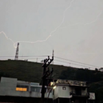 Raios cortam o céu de Natividade-RJ em manhã de temporal
