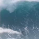 Surfista brasileiro Guilherme Hilel encara ondas gigantes e duto em Nazaré, Portugal