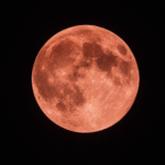 Lua de Morango poderá ser observada no céu do Brasil nesta segunda-feira (29)