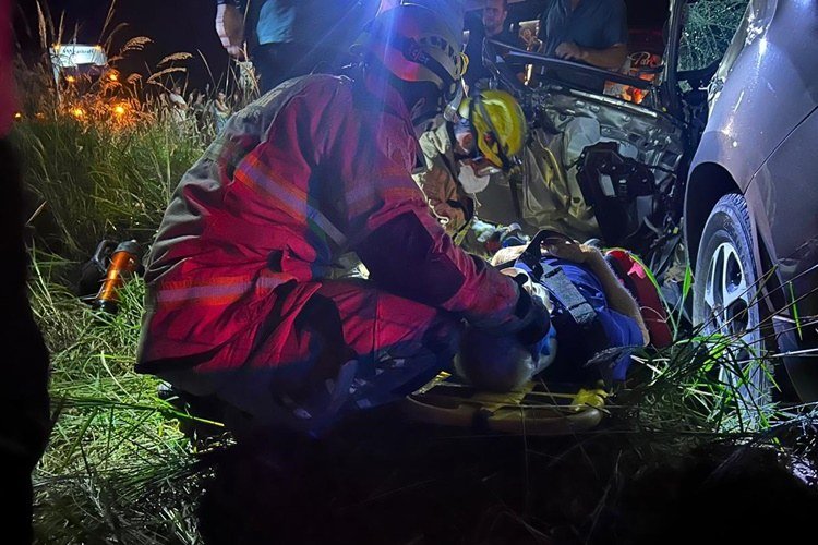 Colisão frontal entre veículo de passeio e ônibus de turismo deixa quatro feridos na estrada Muriaé X Miraí