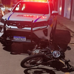 Motociclista foge de cerco policial na contramão e bate de frente com viatura da PM em Muriaé (MG)