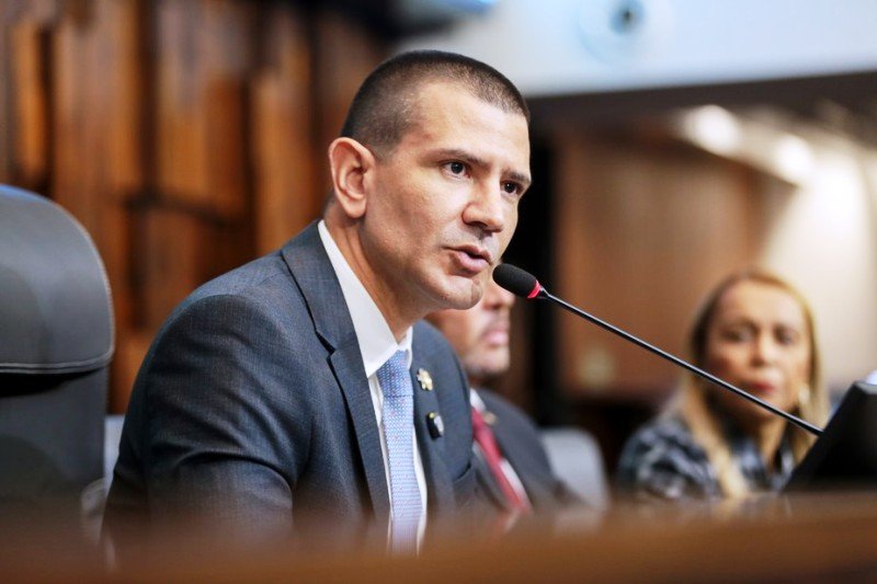 Douglas Ruas propõe piso de R$ 3 milhões para repasses da saúde aos municípios