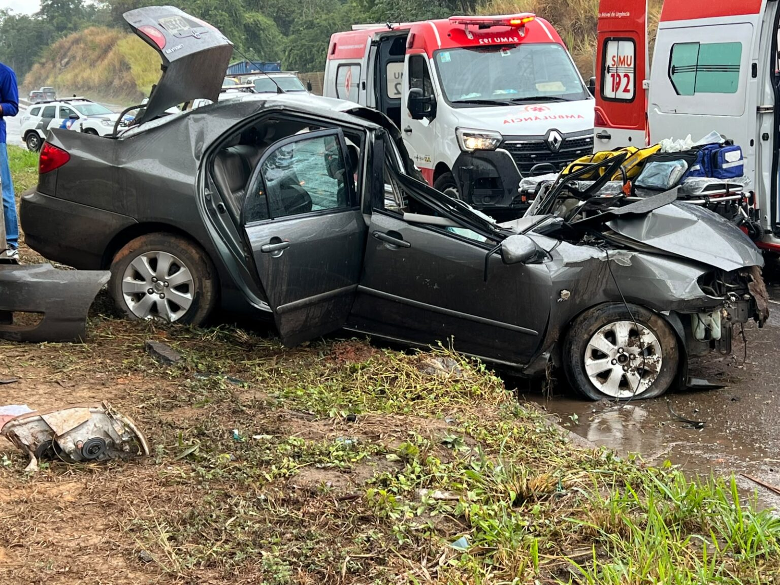 Motorista fica gravemente ferido após bater Corolla contra viaduto em Cachoeiro de Itapemirim (ES)