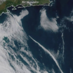 Satélite capta nuvem-rolo em alto-mar na altura do litoral Fluminense nesta manhã de sexta-feira (03)