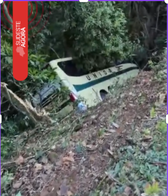 Ônibus de viagem sai da pista e cai em ribanceira na descida da Serra de Petrópolis (RJ)
