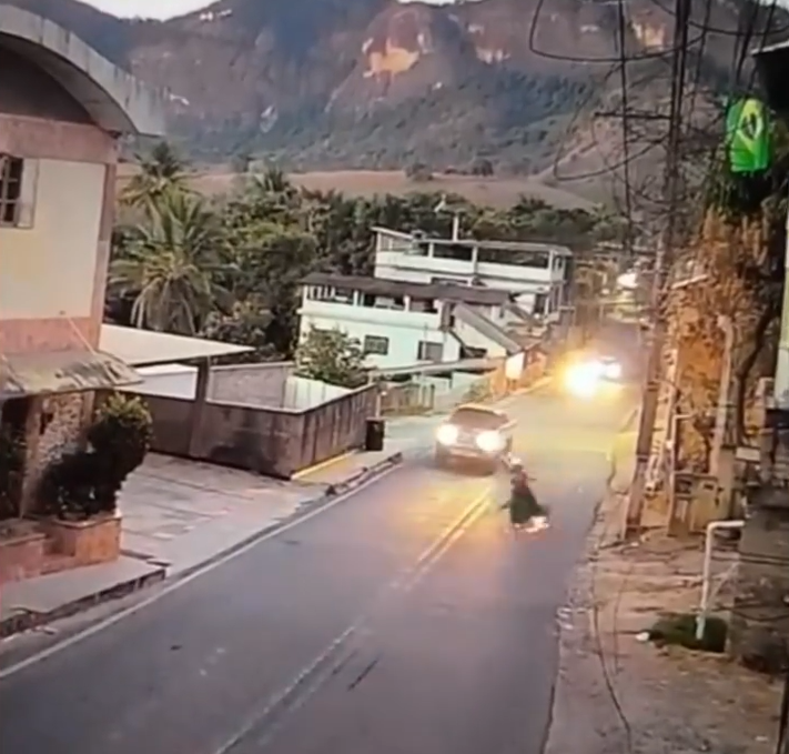 Acidente entre carro e motocicleta é registrado em trevo entre Anchieta e Piúma (ES)