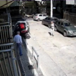 Homem disfarçado de entregador é preso após colidir moto roubada contra viatura em Ipanema no Rio de Janeiro