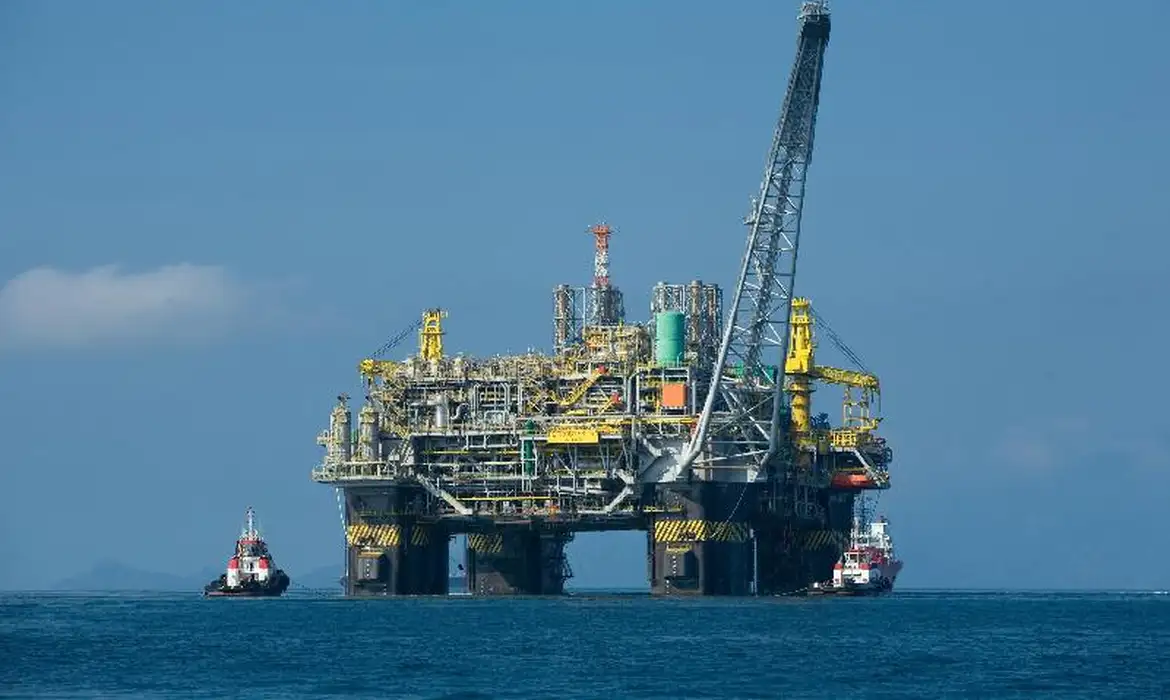 ATUALIZAÇÃO: Sindipetro-NF confirma que incêndio em navio offshore na Bacia de Campos começou de madrugada e foi controlado